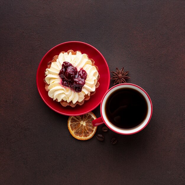 Gâteau à la crème fouettée en lay plat