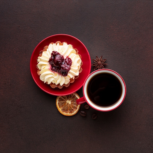 Gâteau à la crème fouettée en lay plat