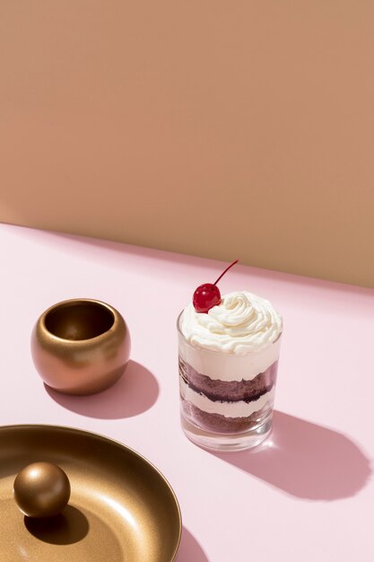 Gâteau dans un arrangement en verre avec espace de copie