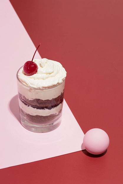 Gâteau dans un arrangement en verre avec espace de copie