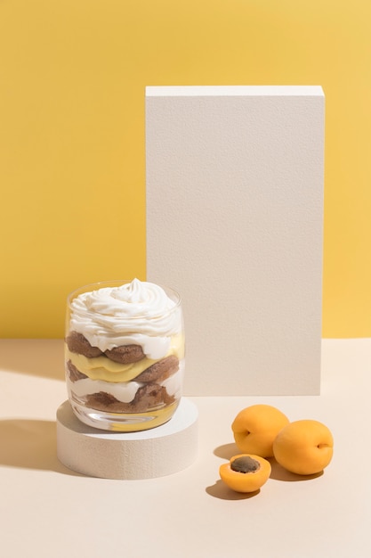 Gâteau dans un arrangement en verre avec espace de copie