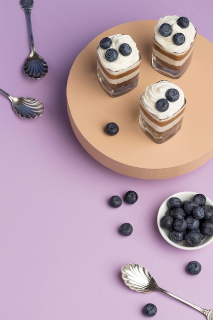 Gâteau dans un arrangement en verre avec espace de copie