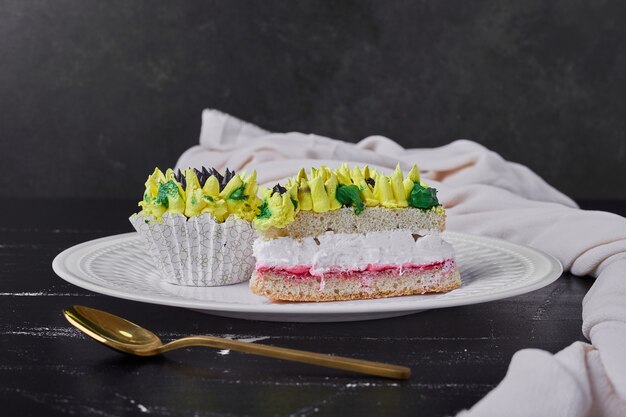 Gâteau avec décoration de style tournesol dans une assiette blanche.