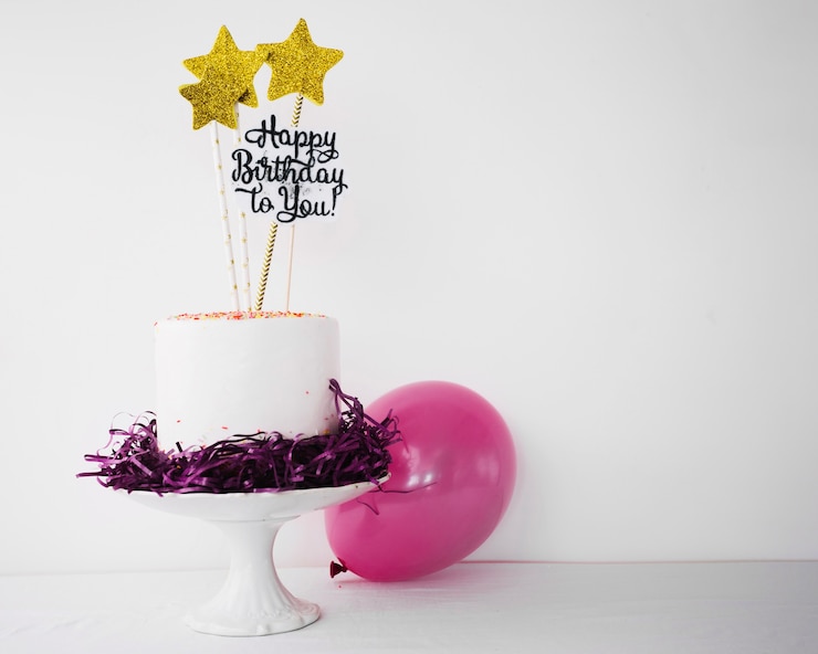 Photo gratuit gâteau décoré et ballon