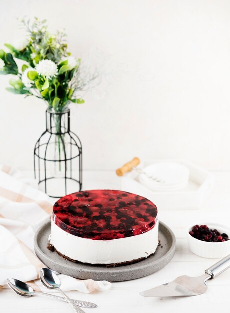 Gâteau délicieux à angle élevé avec des fleurs