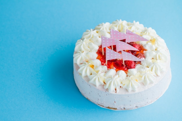 Gâteau délicieux aux drapeaux et à la crème