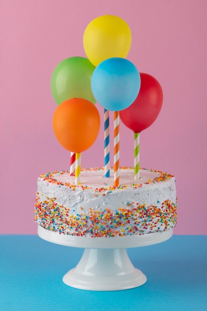 Gâteau délicieux et ballons colorés