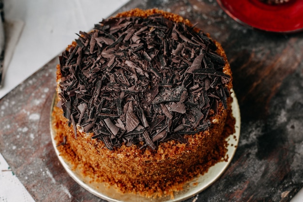 gâteau délicieux délicieux délicieux conçu brun avec du thé chaud sur le bureau gris