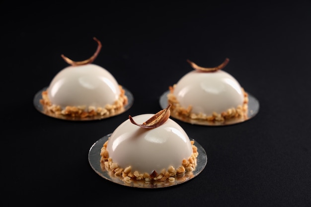 Gateau Demi Sphere Glace Blanc Isole Sur Fond Noir Photo Premium
