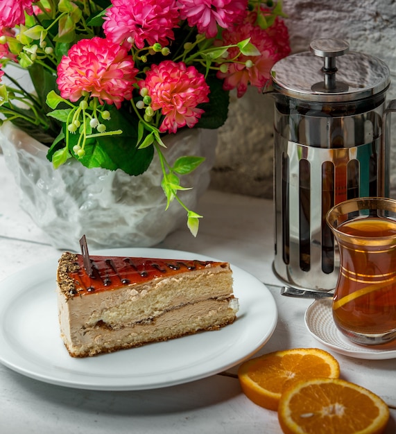 Photo gratuite gâteau avec du thé sur la table