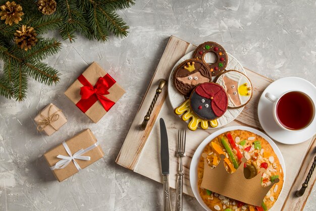 Gâteau épiphanie espagnol Roscon de Reyes et cadeaux emballés