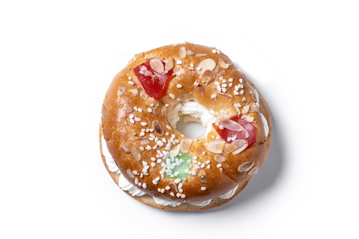 Photo gratuit gâteau d'épiphanie individuel roscon de reyes isolé sur fond blanc