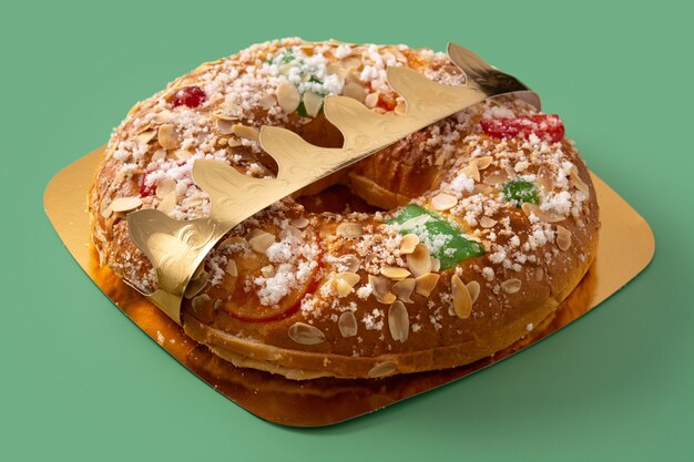 Gâteau d'épiphanie typique espagnol "Roscon de Reyes" sur fond vert