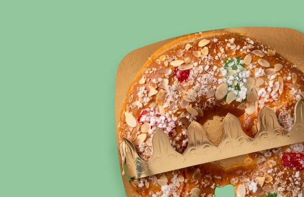 Gâteau d'épiphanie typique espagnol "Roscon de Reyes" sur fond vert