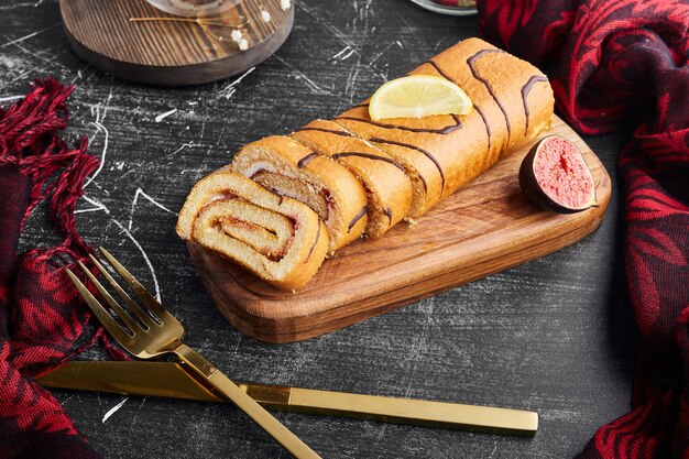 Gâteau éponge avec garniture de confiture.