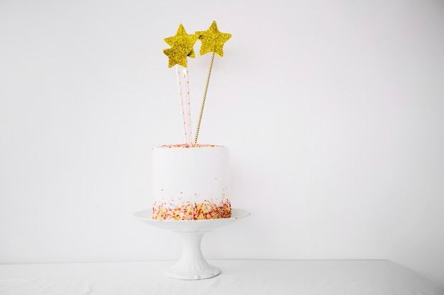 Gâteau avec des étoiles debout sur une plaque