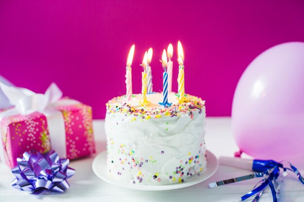 Gâteau fait maison par fête d'anniversaire