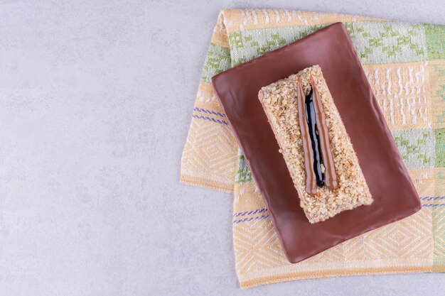 Gâteau fait maison sur plaque brune avec nappe. photo de haute qualité