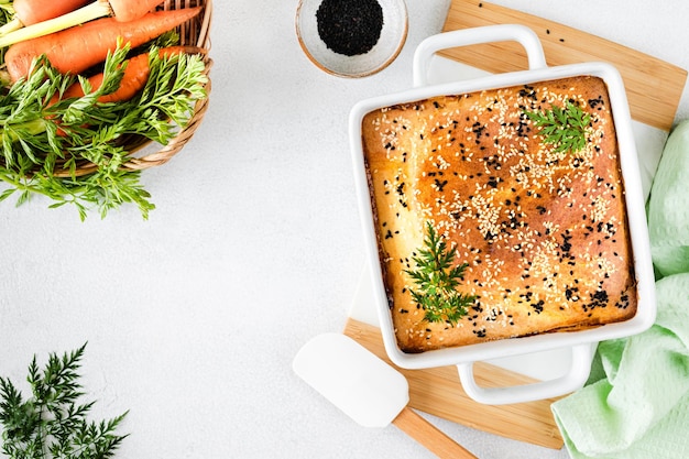 Photo gratuite gâteau fermé fait maison avec des légumes sur un fond de béton blanc