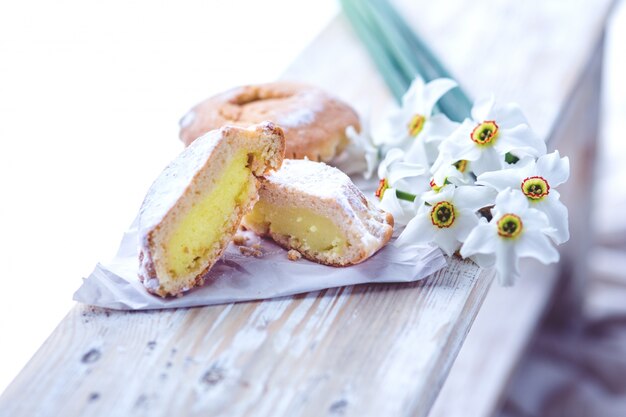 Gâteau et fleurs