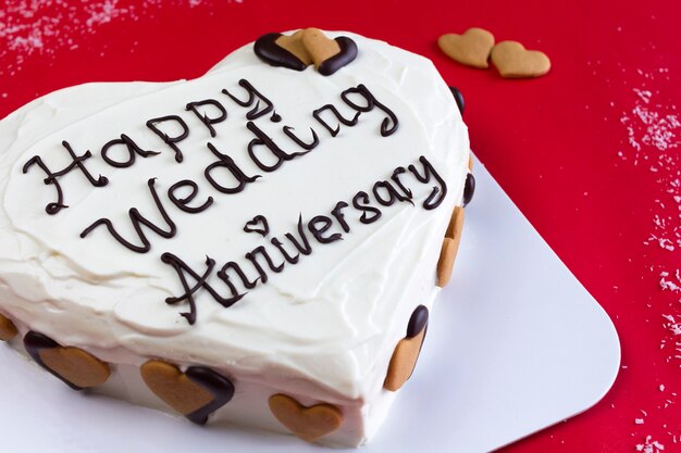 Gateau En Forme De Coeur Pour Anniversaire De Mariage Gros Plan Photo De Haute Qualite Photo Premium