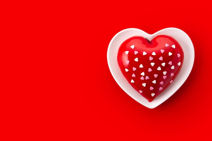 Photo gratuit gâteau en forme de coeur pour la saint-valentin ou la fête des mères sur fond rouge