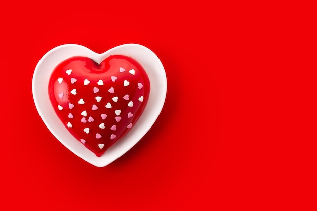Gâteau en forme de coeur pour la Saint-Valentin ou la fête des mères sur fond rouge