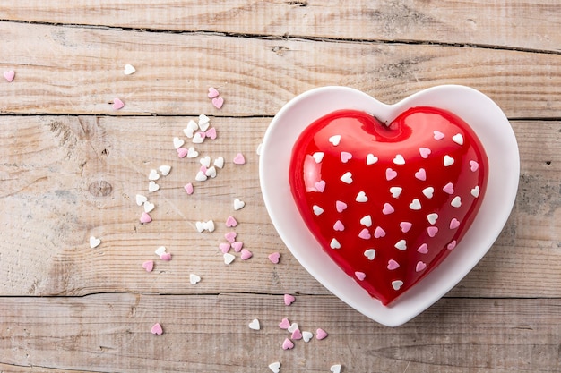 Gâteau en forme de coeur pour la Saint-Valentin ou la fête des mères sur une table en bois