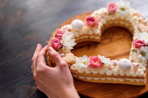 Gateau En Forme De Coeur Saint Valentin Avec Des Fleurs Comme Decoration Photo Premium