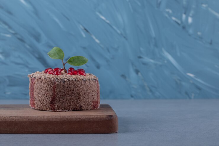 Photo gratuit gâteau frais. délicieux gâteau à la grenade sur planche de bois