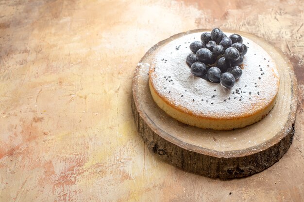 gâteau un gâteau appétissant avec des raisins noirs sur le plateau