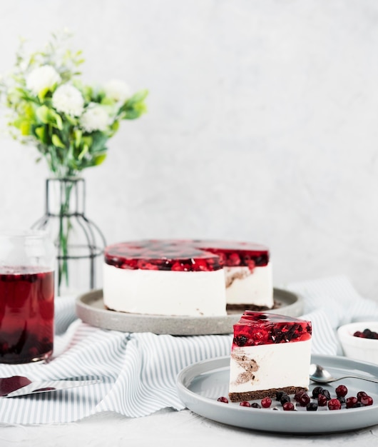 Gâteau de gelée avec arrangement de fleurs