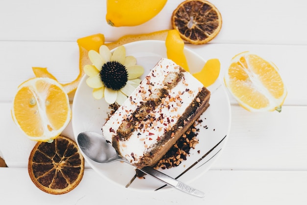 Gâteau de gros plan au milieu des agrumes