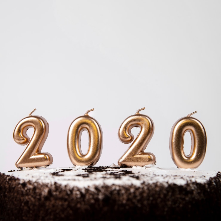Photo gratuit gâteau gros plan avec les chiffres du nouvel an 2020