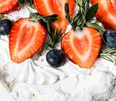 Photo gratuite gâteau gros plan avec des fraises