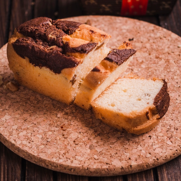 Photo gratuite gâteau haché sur le stand de liège