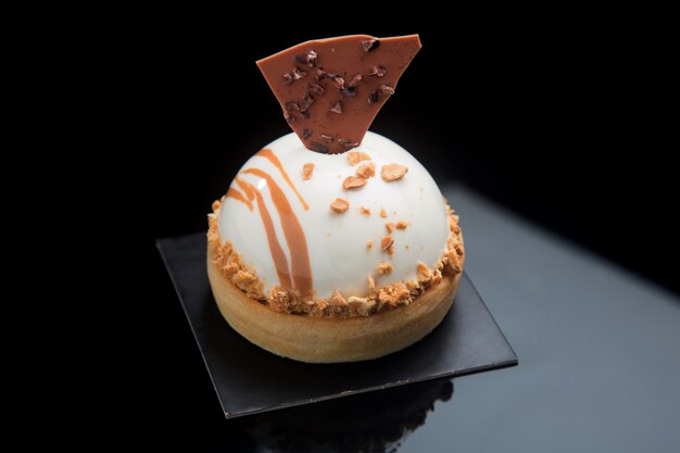 Gateau Individuel Avec Glacage Miroir Et Chocolat Croquant Sur Fond Noir Photo Premium Gateau Individuel Avec Glacage Miroir Et Chocolat Croquant Sur Fond Noir Photo Premium