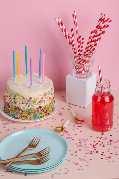 Gâteau et ingrédients à angle élevé