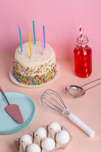 Gâteau et ingrédients savoureux à angle élevé