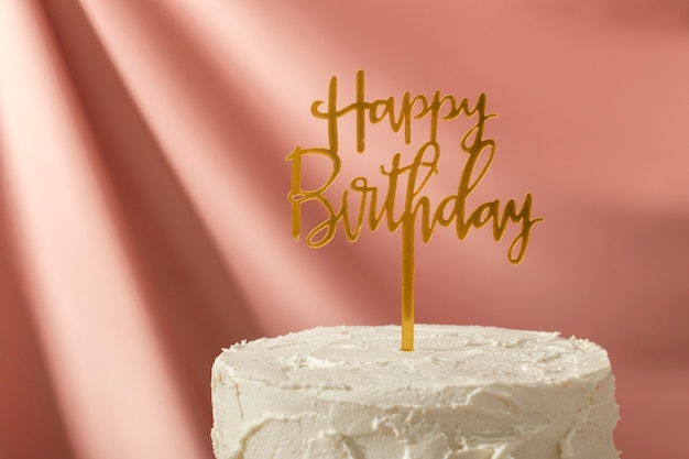 Photo gratuite gâteau de joyeux anniversaire avec décoration dorée