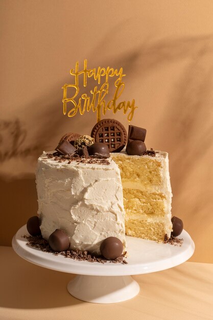 Gâteau de joyeux anniversaire avec des garnitures de chocolat