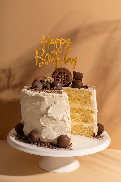 Gâteau de joyeux anniversaire avec des garnitures de chocolat