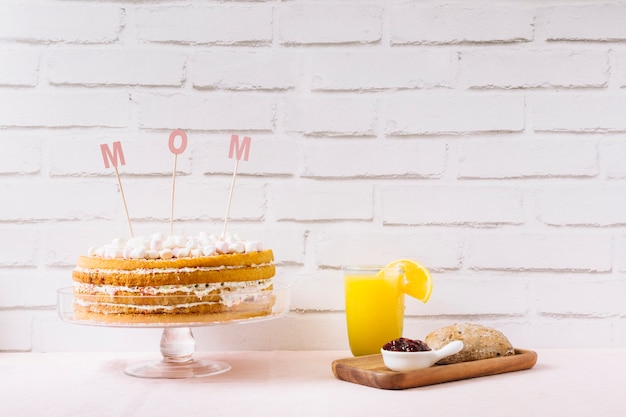Gâteau et jus d&#39;orange pour la fête des mères