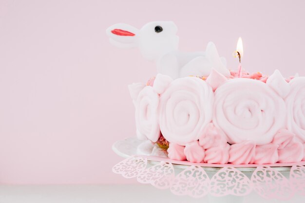 Gâteau avec un lapin et une bougie