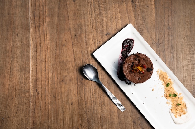 Photo gratuite gâteau de lave à plat