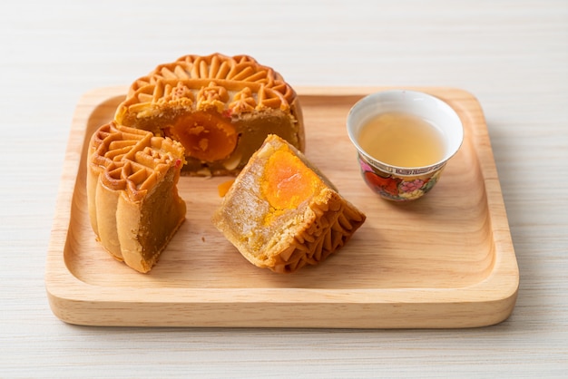 Gateau De Lune Chinois Au Durian Et Saveur De Jaune D Oeuf Avec Du The Sur Une Plaque De Bois Photo Premium Gateau De Lune Chinois Au Durian Et Saveur De Jaune D Oeuf Avec Du The Sur Une Plaque De Bois Photo Premium