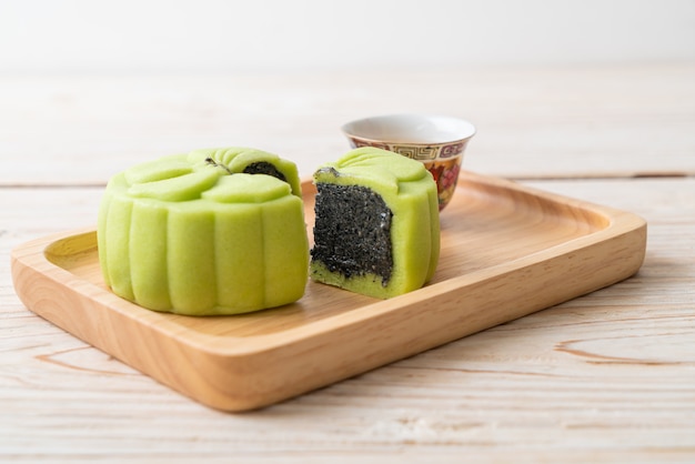 Gateau De Lune Chinois Avec Saveur De The Vert Au Sesame Noir Isole Sur Une Surface Blanche Photo Premium Gateau De Lune Chinois Avec Saveur De The Vert Au Sesame Noir Isole Sur Une Surface Blanche Photo Premium