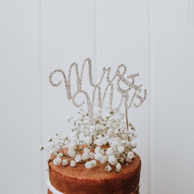 Photo gratuite gâteau de mariage avec décoration paniculata et mr et mme topper