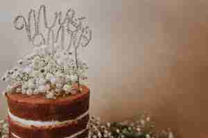 Photo gratuite gâteau de mariage avec décoration paniculata et mr et mme topper