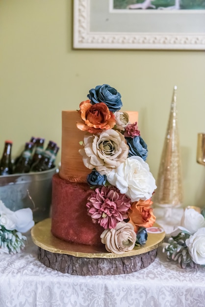 Photo gratuite gâteau de mariage avec des fleurs